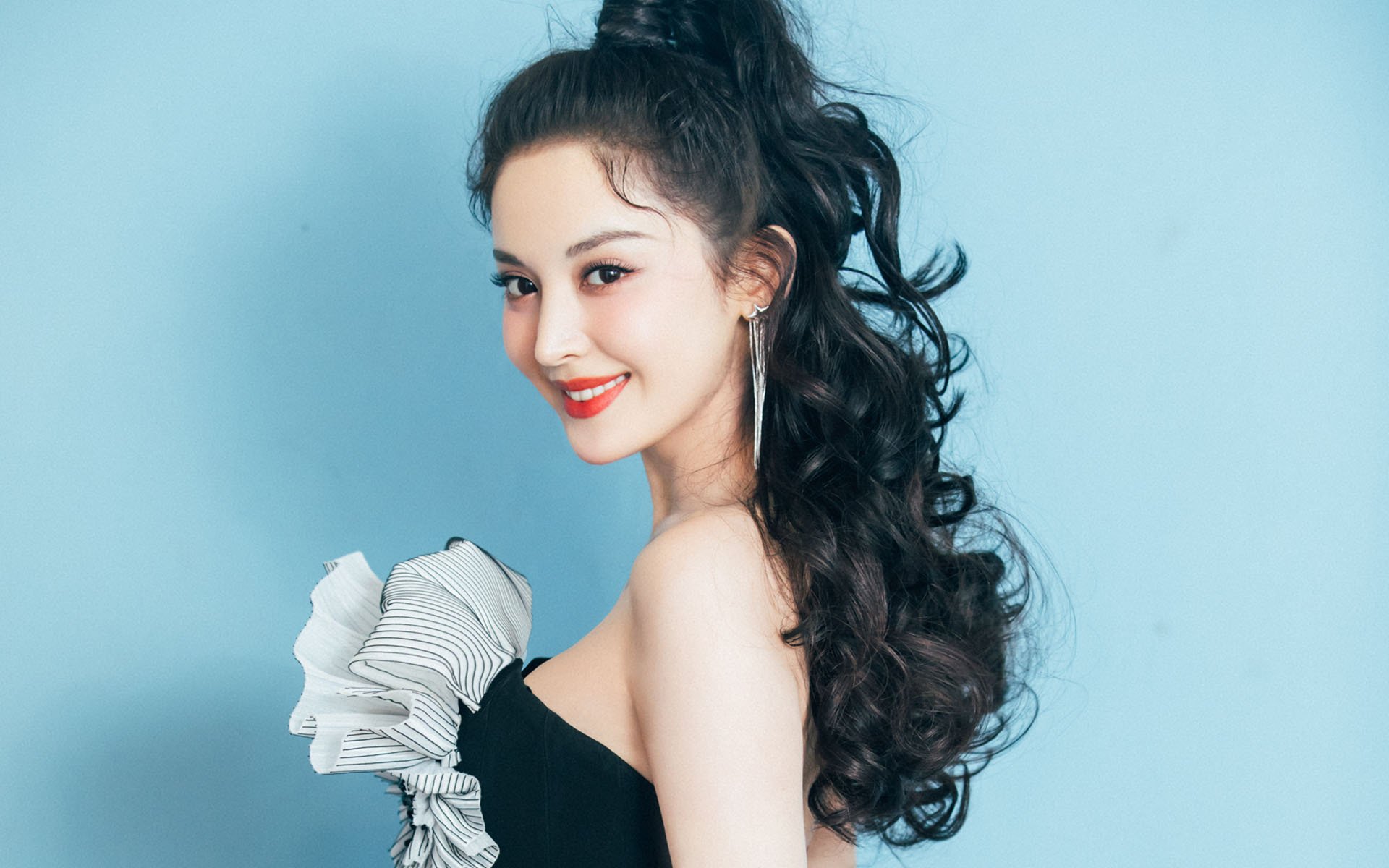 黄蜂队主场气势如虹,黄蜂队球场